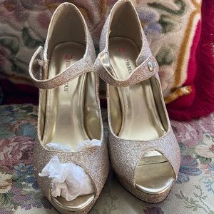 NWOT JUST FAB GOLD GLITTER SHOE